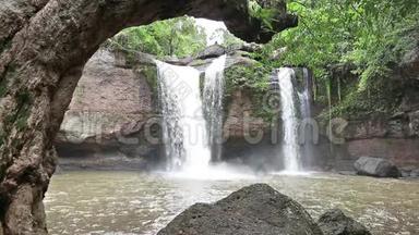 海乌苏瓦特瀑布深林中美丽的瀑布